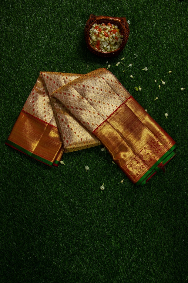 <h3><strong>Silk Sarees</strong></h3>